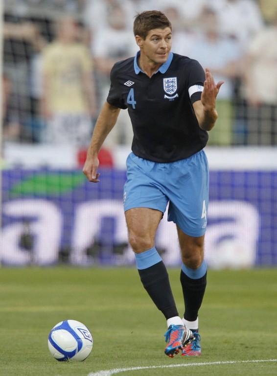 Đội trưởng Steven Gerrard chơi nổi bật ở khu trung tuyến.